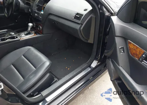 2009 Mercedes-Benz C 300 Luxury/Sport z USA, uszkodzony, nr VIN WDDGF54X79R049521